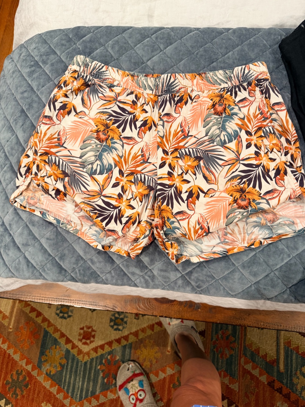 Sz L like new garnet hill floral shorts